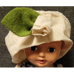 Pellavainen lierihattu ruusulla