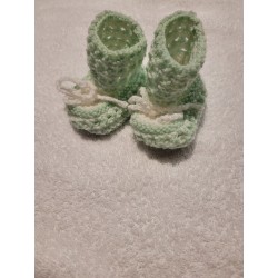 Vaaleanvihreät tossut vastasyntyneelle