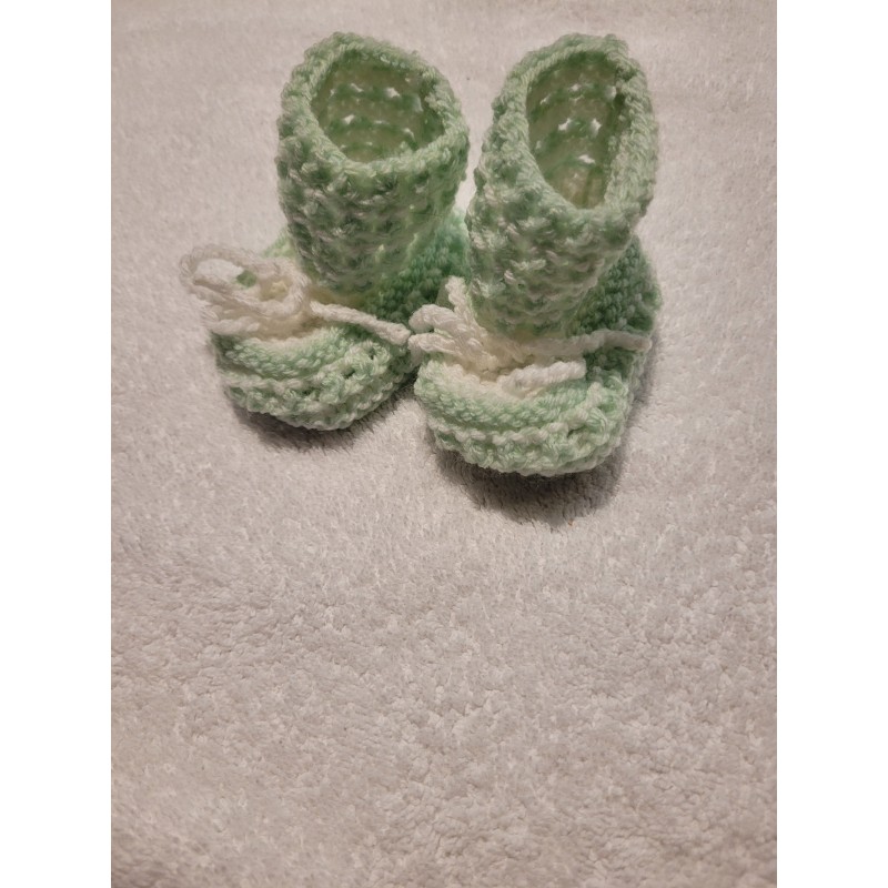 Vaaleanvihreät tossut vastasyntyneelle