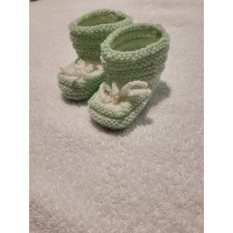 Vaaleanvihreävalkoiset vauvatossut keskoselle