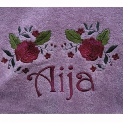 brodeerattu ruusupyyhe