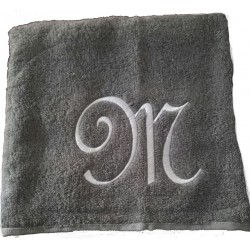 pyyhe isolla  brodeeratulla nimikirjaimella