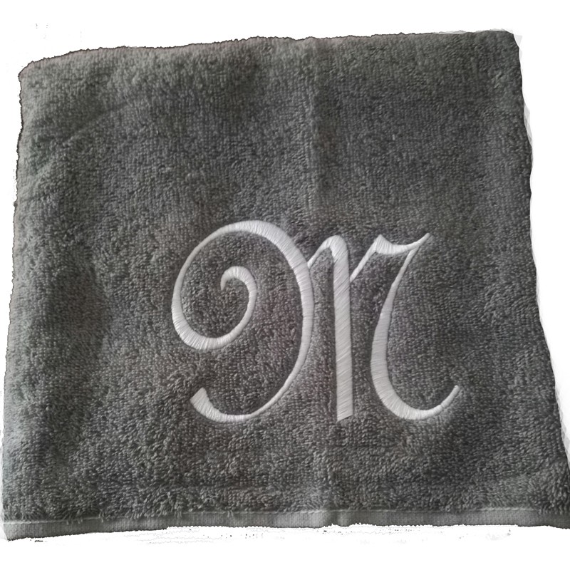 pyyhe isolla  brodeeratulla nimikirjaimella