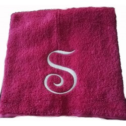 pyyhe isolla  brodeeratulla nimikirjaimella