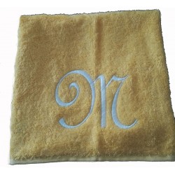 pyyhe isolla  brodeeratulla nimikirjaimella