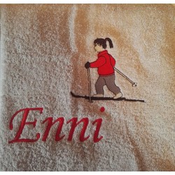 broseerattu pyyhe tyttöhiihtäjä kuvalla