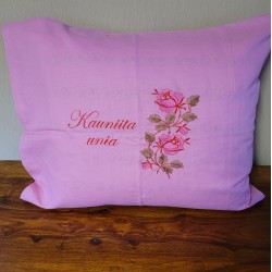 Roosa pellavatyynyliina Ruusuköynnös