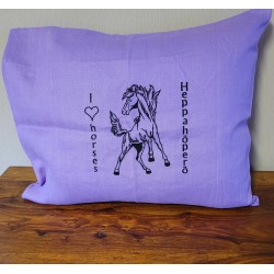 Lila pellavatyynylina Hevonen