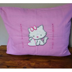 Roosa pellavatyynyliina Aplikoitu kisu